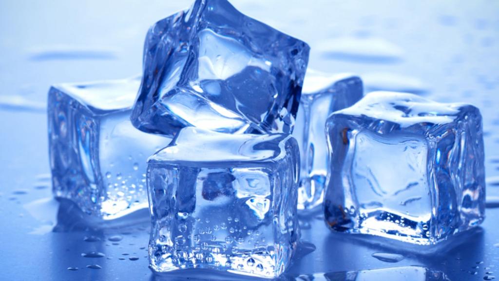 Польза льда для лица. Лед. Таяние льда. Кубики льда.
