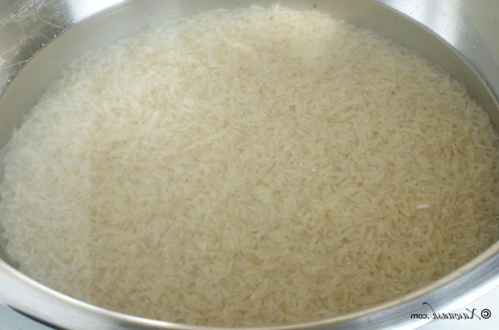 Пропаренный рис нужно промывать. Плов рис и вода. Пропаренный рис для плова соотношение воды и риса. Пропорции риса и воды для плова в мультиварке. Сколько стаканов воды на стакан риса для плова.