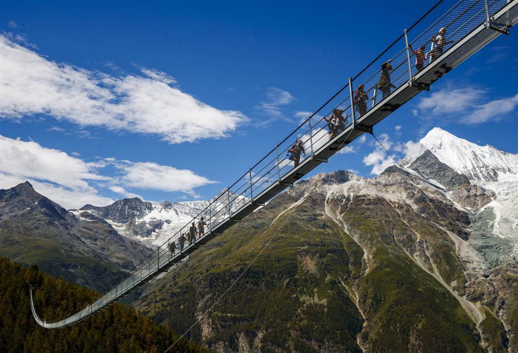 Стальной мост между городами Грехен и Церматт на юге Швейцарии