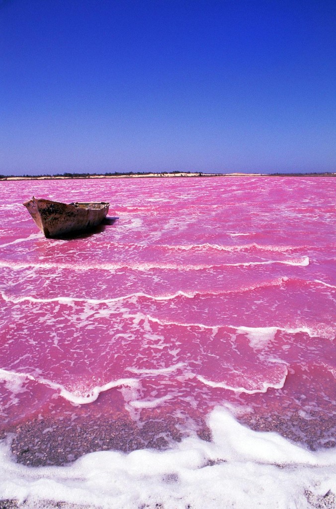 Розовое озеро Ретба
