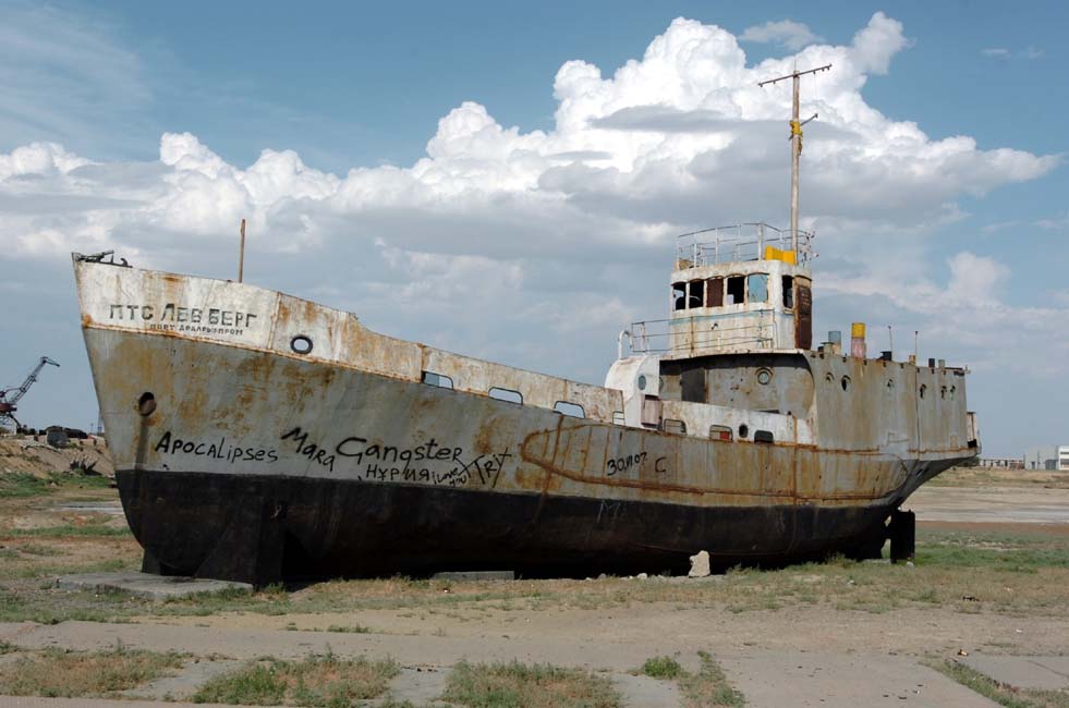 Остров возрождения в аральском море фото