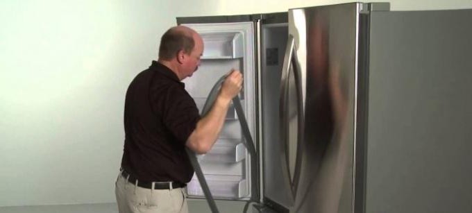 как перевесить дверь холодильника индезит 