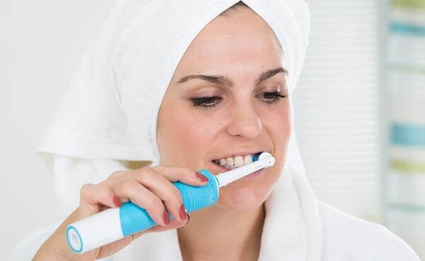 как пользоваться электрической зубной щеткой oral b