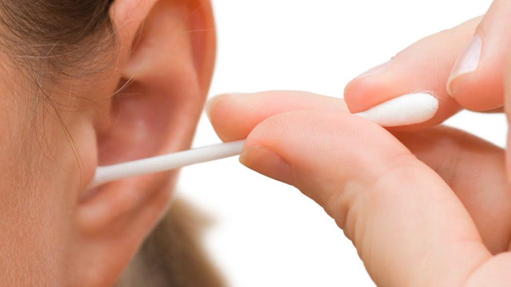 Как извлечь инородный предмет из уха?