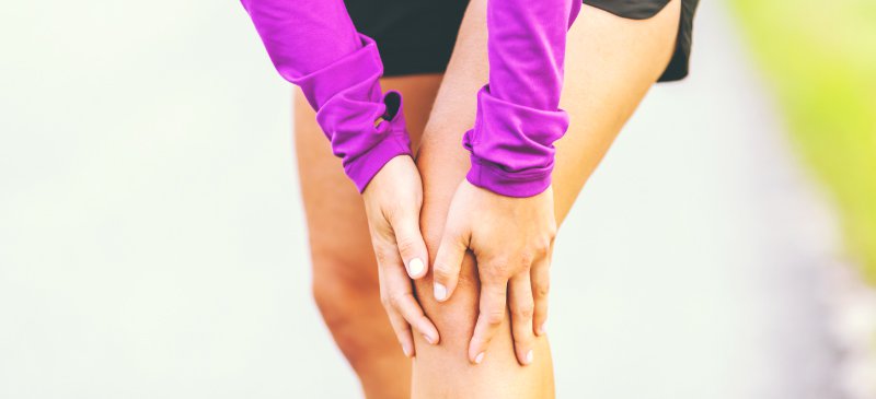 Почему болят колени при приседании: причины и лечение