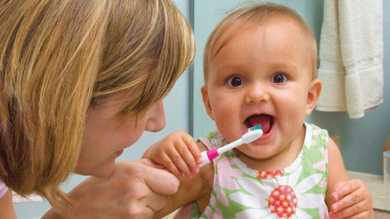 Как годовалому ребенку чистить зубы, как правильно это делать?