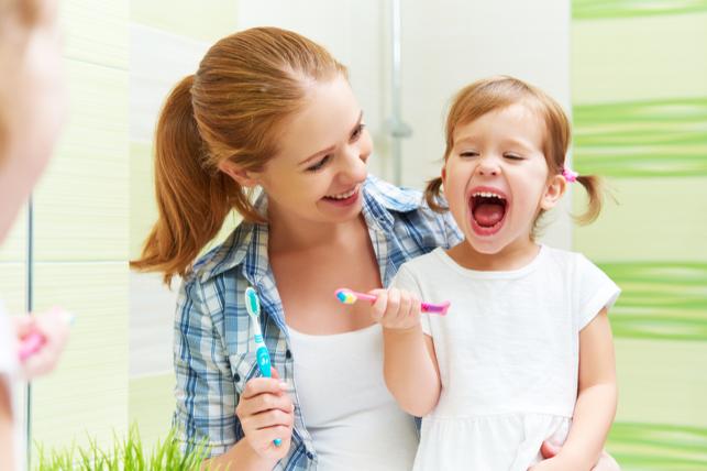 Как годовалому ребенку чистить зубы, как правильно это делать?