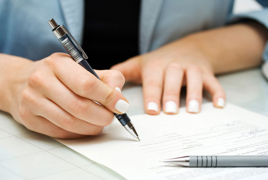 Do контракт и ручка на столе отыграйте подписание контракта