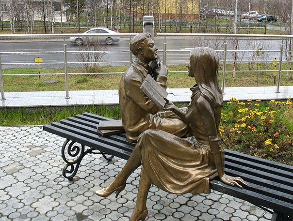 Памятник читающей паре