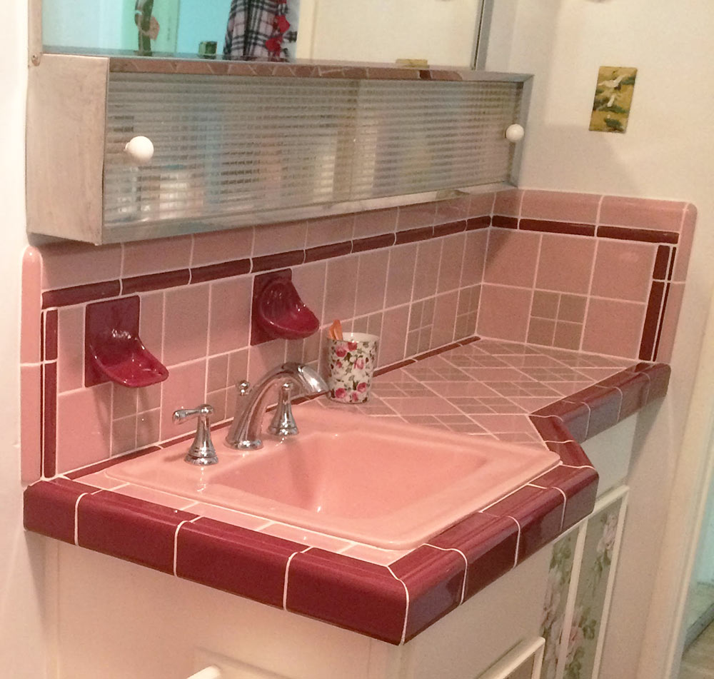 Столешница из плитки в ванную под раковину и стиральную машину