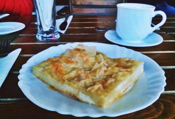 болгарский яблочный пирог с манкой