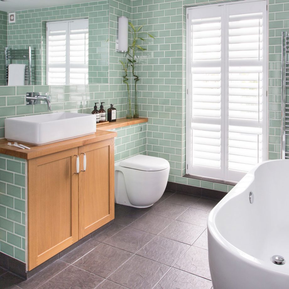 Дизайн ванной с окном: оформление окна, комнатные растения для ванной комнаты