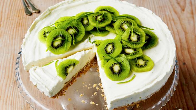 Kiwi cheesecake with pastries