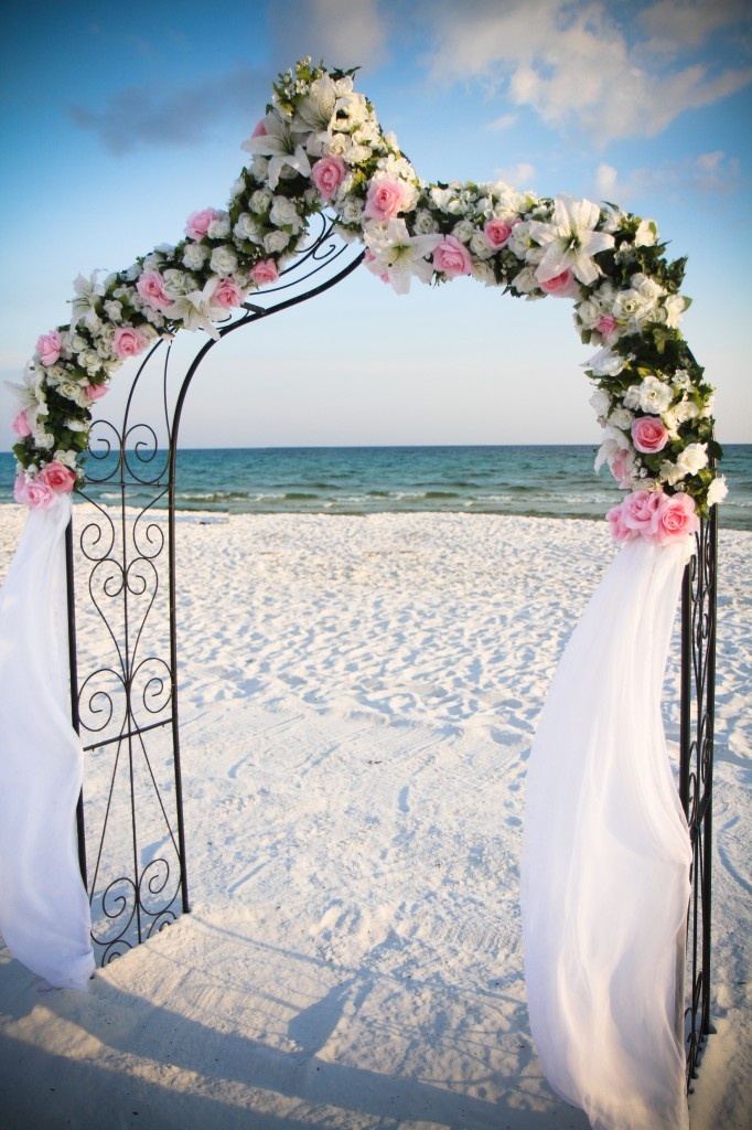 арка на пляже
