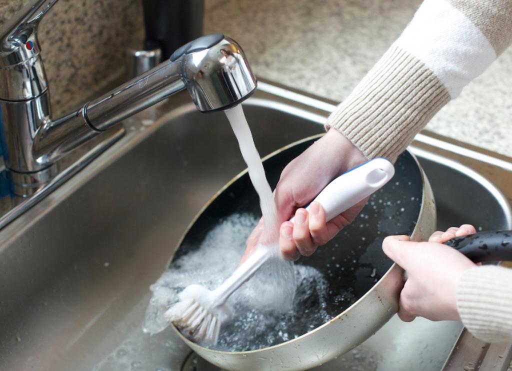 Аккуратно очистите сковороду мягкой губкой или тряпкой