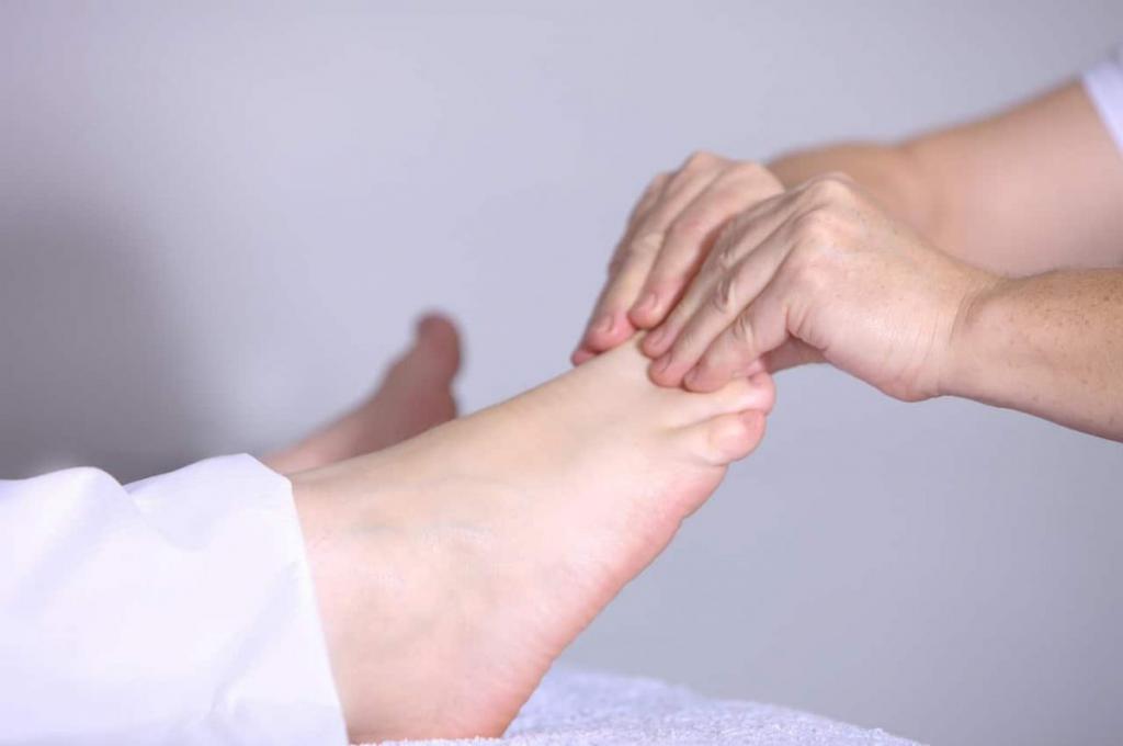 Проведение массажа ног