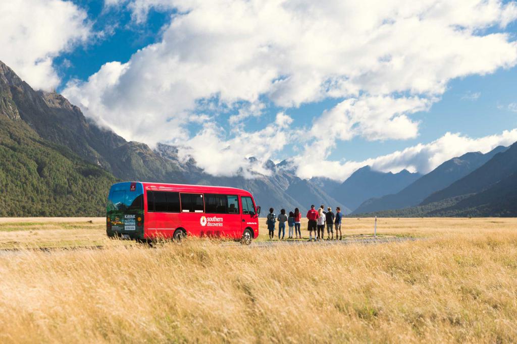 Дискавери автобусные туры. Автобус для путешествий. Автобусные экскурсии по Алтаю. Автобусный тур в горы. Туристический автобус в горах.