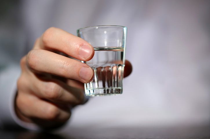 Можно ли пить водку при наличии заболеваний: мнение и советы врачей