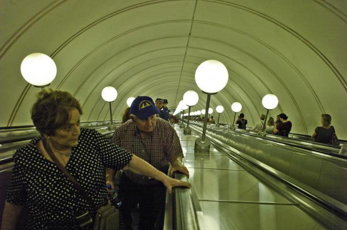 Самый длинный эскалатор в мире в метро