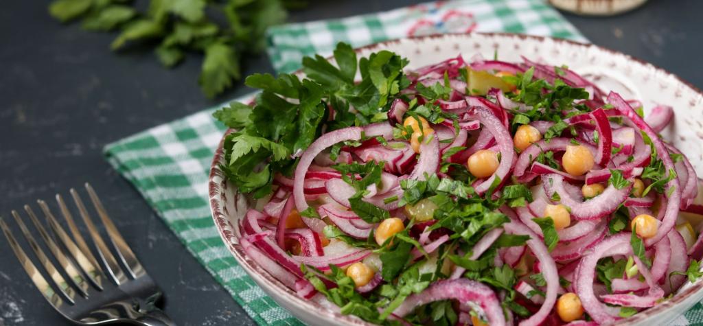 салат с копченой курицей и маринованным луком