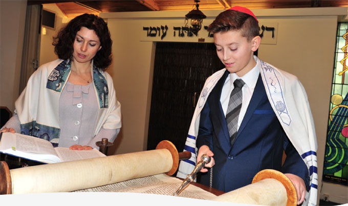 еврейская семья в синагоге