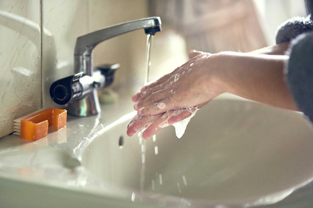 Мытье рук обезжириват ногти