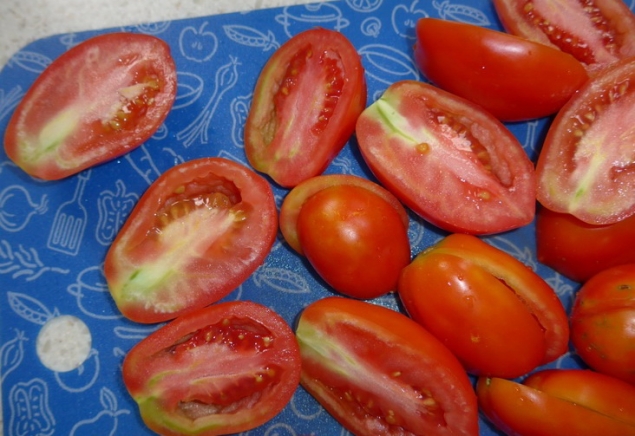 Сбор урожая томатов