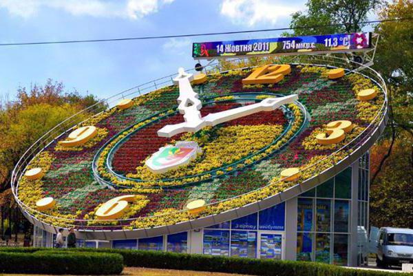 Самые большие цветочные часы мира. Кривой Рог. Украина.