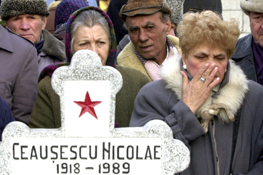 Народ у могилы Чаушеску