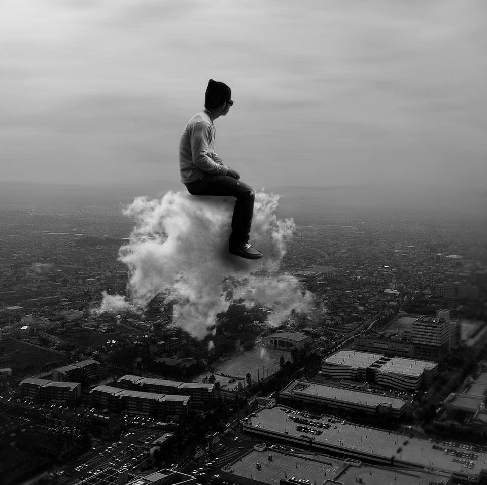 Человек сидит на облаке