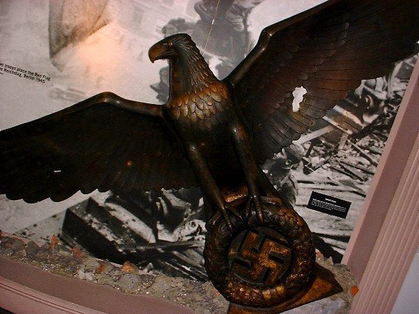 Бронзовый орел со здания Рейхсканцелярии