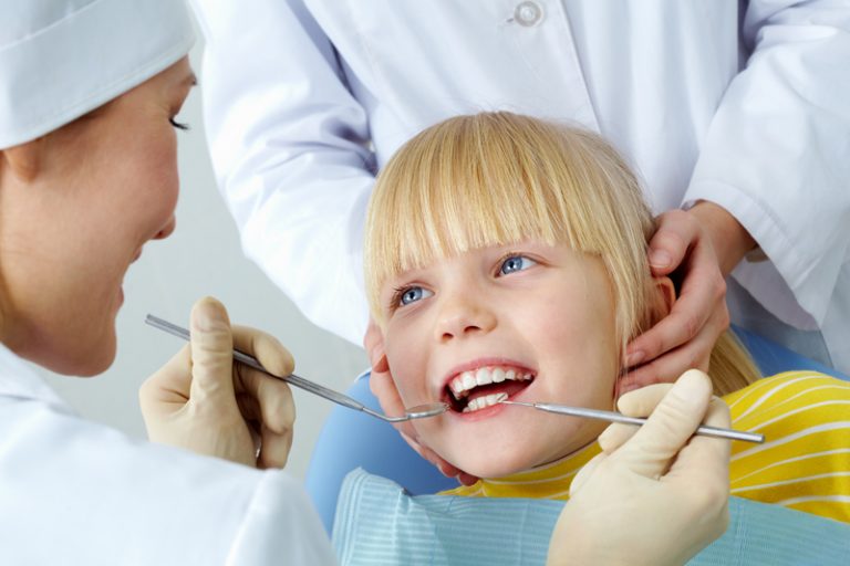 налет на передних зубах у ребенка