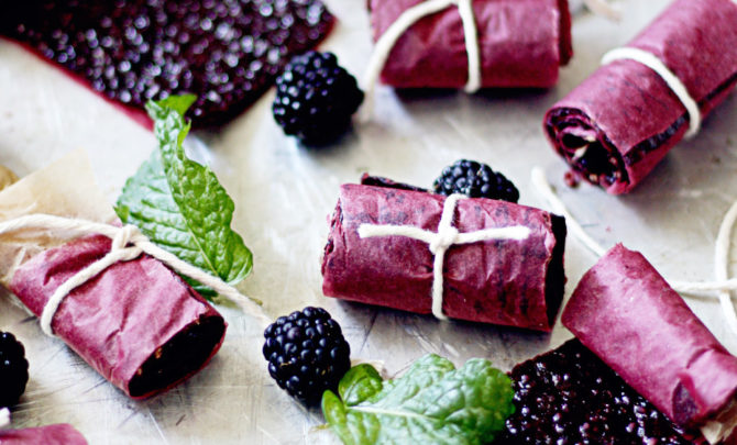 Composition of blackberry and mint leaves