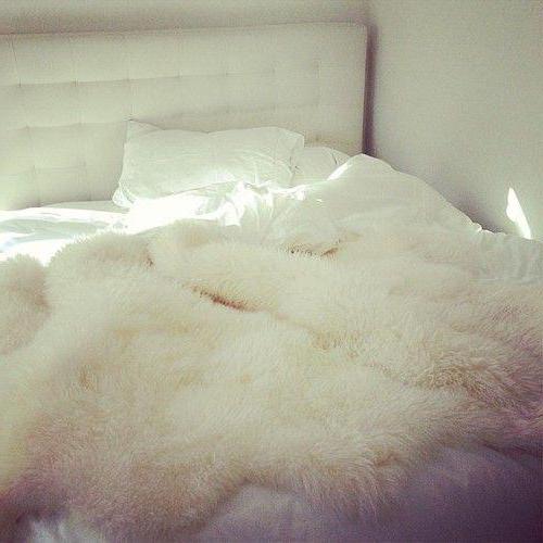 Кровать шерсть. Плед белый пушистый. Пушистая кровать. Покрывало белое пушистое. Белый пушистый плед на кровать.