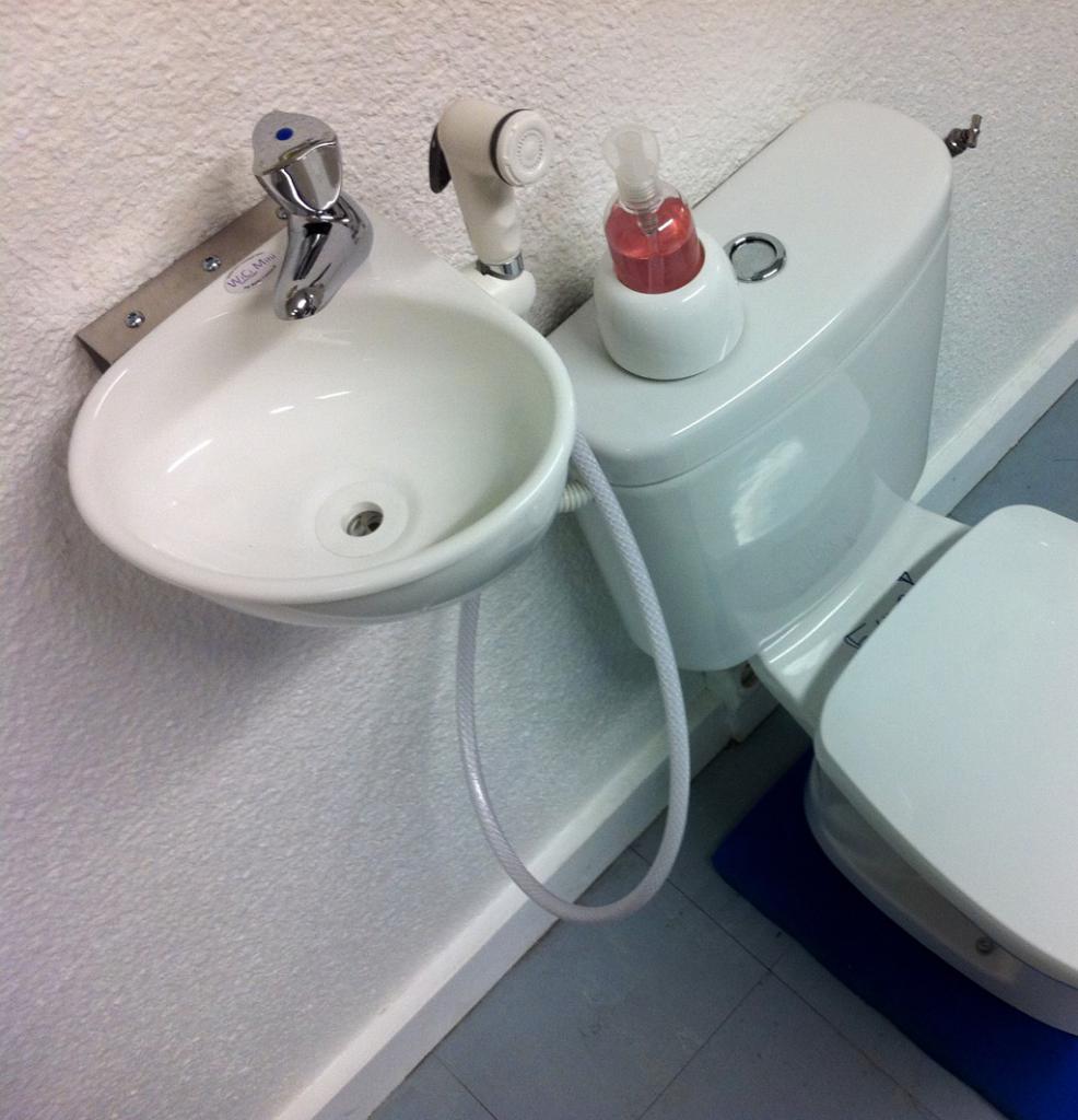 Фото туалета с гигиеническим душем и раковиной