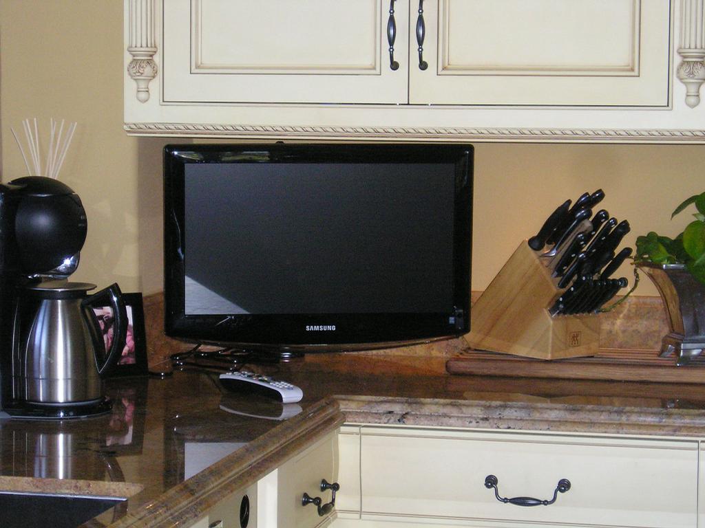 Телевизор на кухне с подставкой