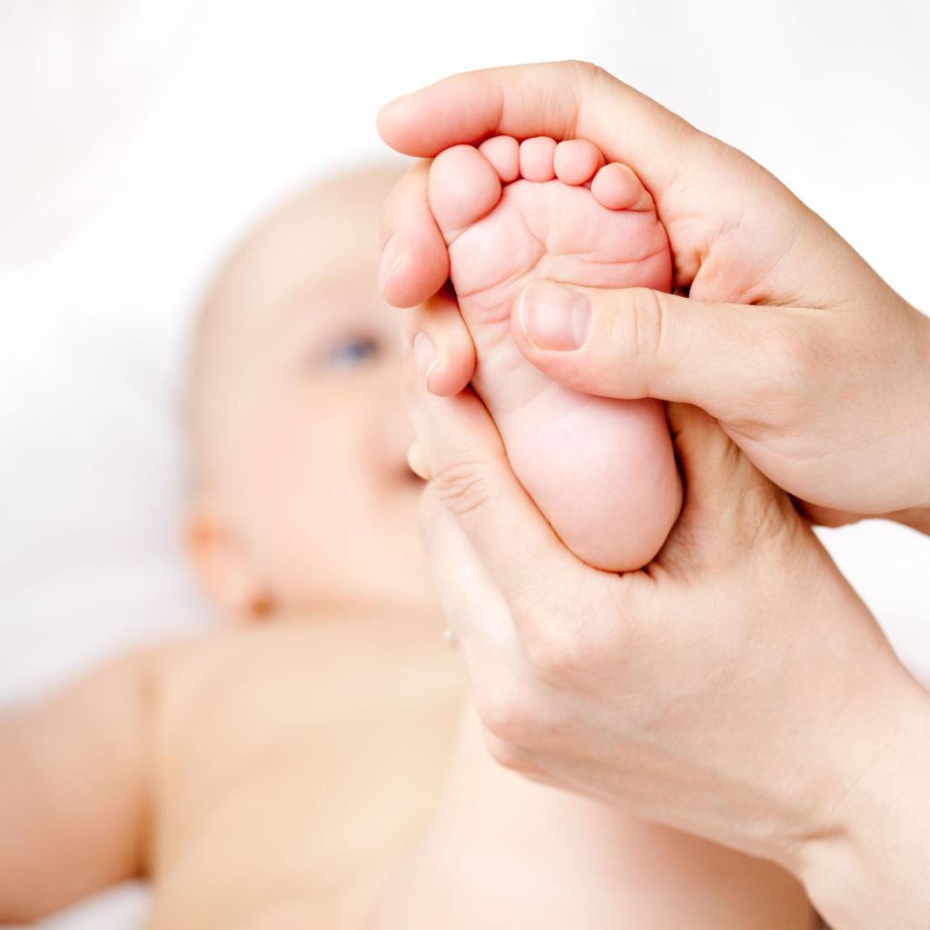 Почему у маленького ребенка потеют ноги