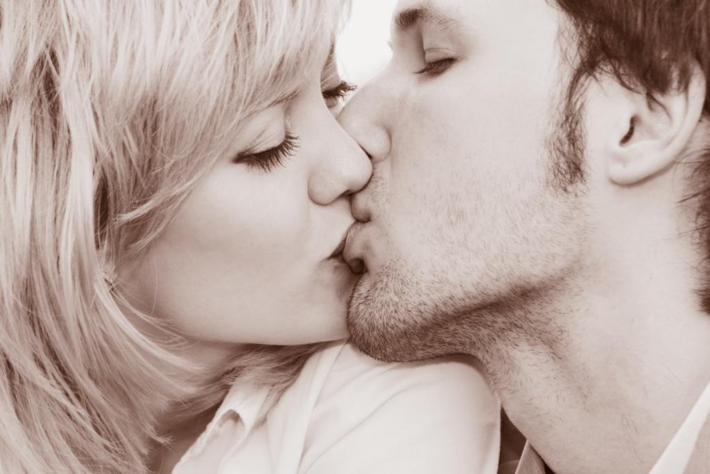 Парень и девушка целуются