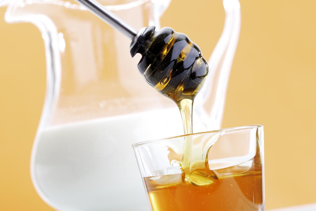 Мед и молоко против ангины