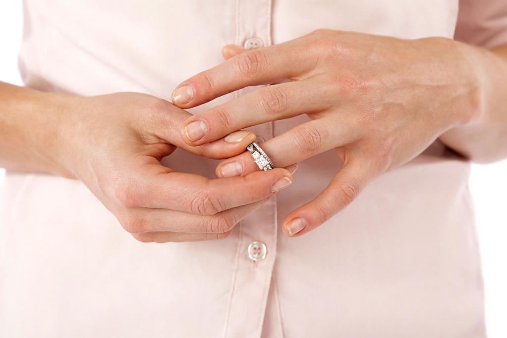 Можно ли снимать обручальное кольцо: приметы и обычаи, советы и отзывы
