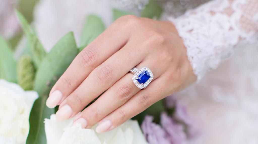 Кольцо обручальное с синим камнем