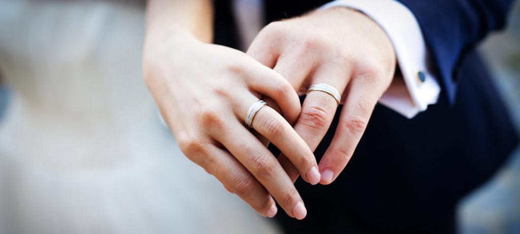 Можно ли снимать обручальное кольцо: приметы и обычаи, советы и отзывы