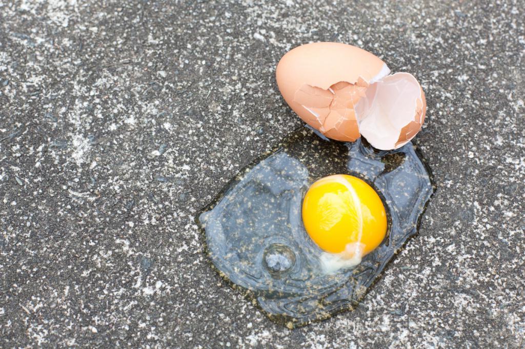 разбитое яйцо на земле