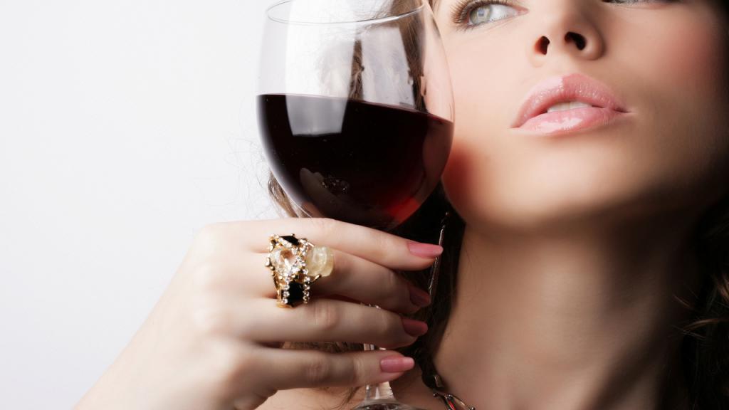 Женщина и бокал вина