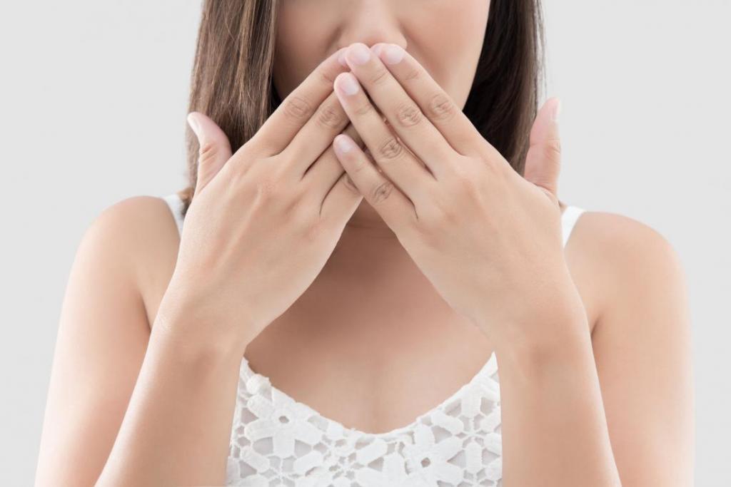 Запах мочи изо рта у взрослых и детей: причины, возможные заболевания, методы устранения