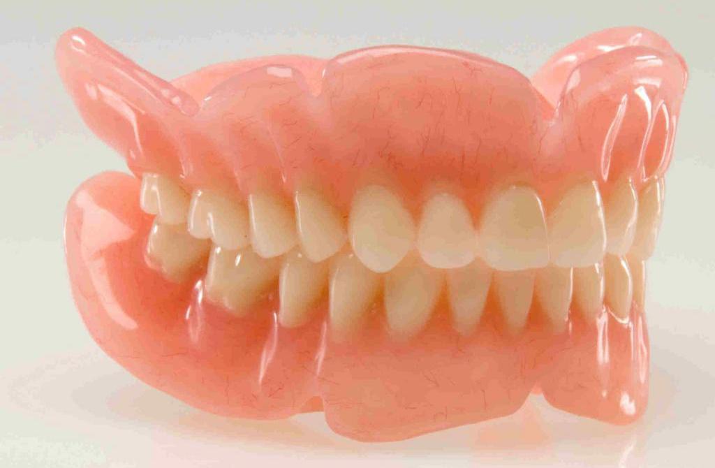 Как привыкнуть к съемным зубным протезам