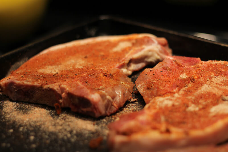 Сколько жарится свинина на угле. Pan-Fried meat. Соль для жарки стейков. Сколько минут жарят отбивные. Сколько жарить стейк из свинины на сковороде по времени.