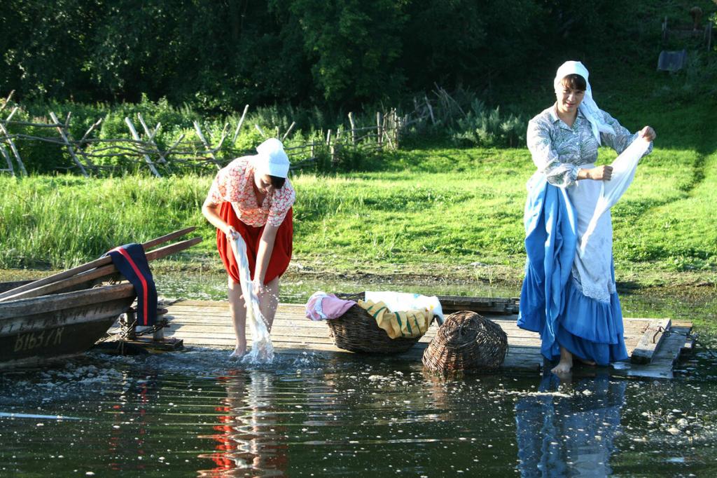 полоскает белье