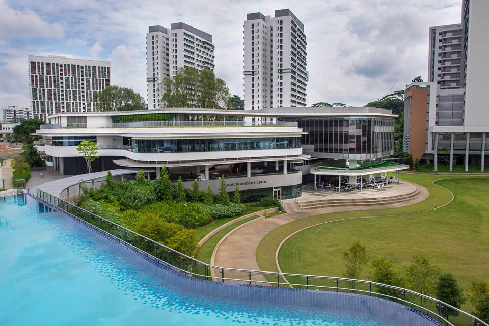 фасад кампуса сингапурского университета