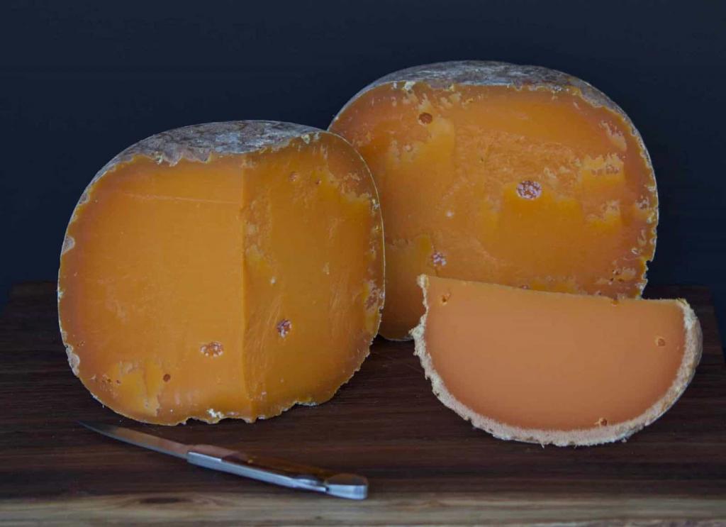 Сыр "Мимолет" в разрезе